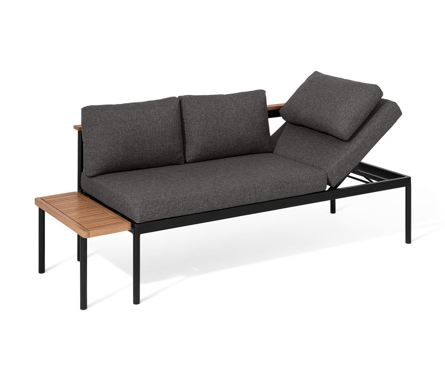 Graue 2-in-1-Sofa-Liege »Elin« mit hölzerner Armlehne und zwei Kissen.