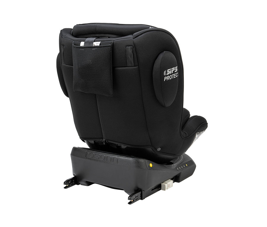 Detailansicht der Rückseite eines schwarzen Osann Kindersitzes »Swift360 S«.