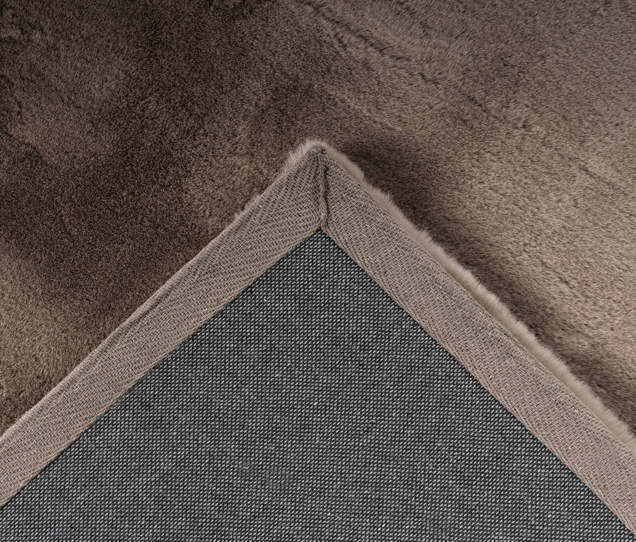 Detailansicht eines braunen Kayoom Hochflorteppichs »Rabbit Light 525«.