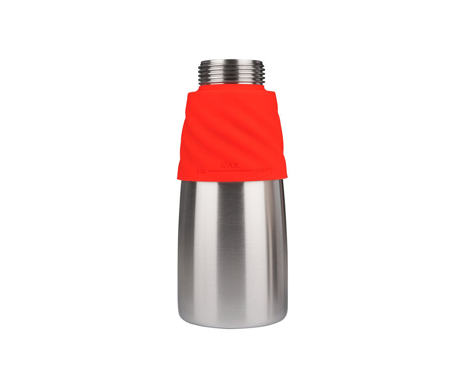 Silberner ISI Creative Whip, 0,5 l mit orangem Hals auf weißem Hintergrund.