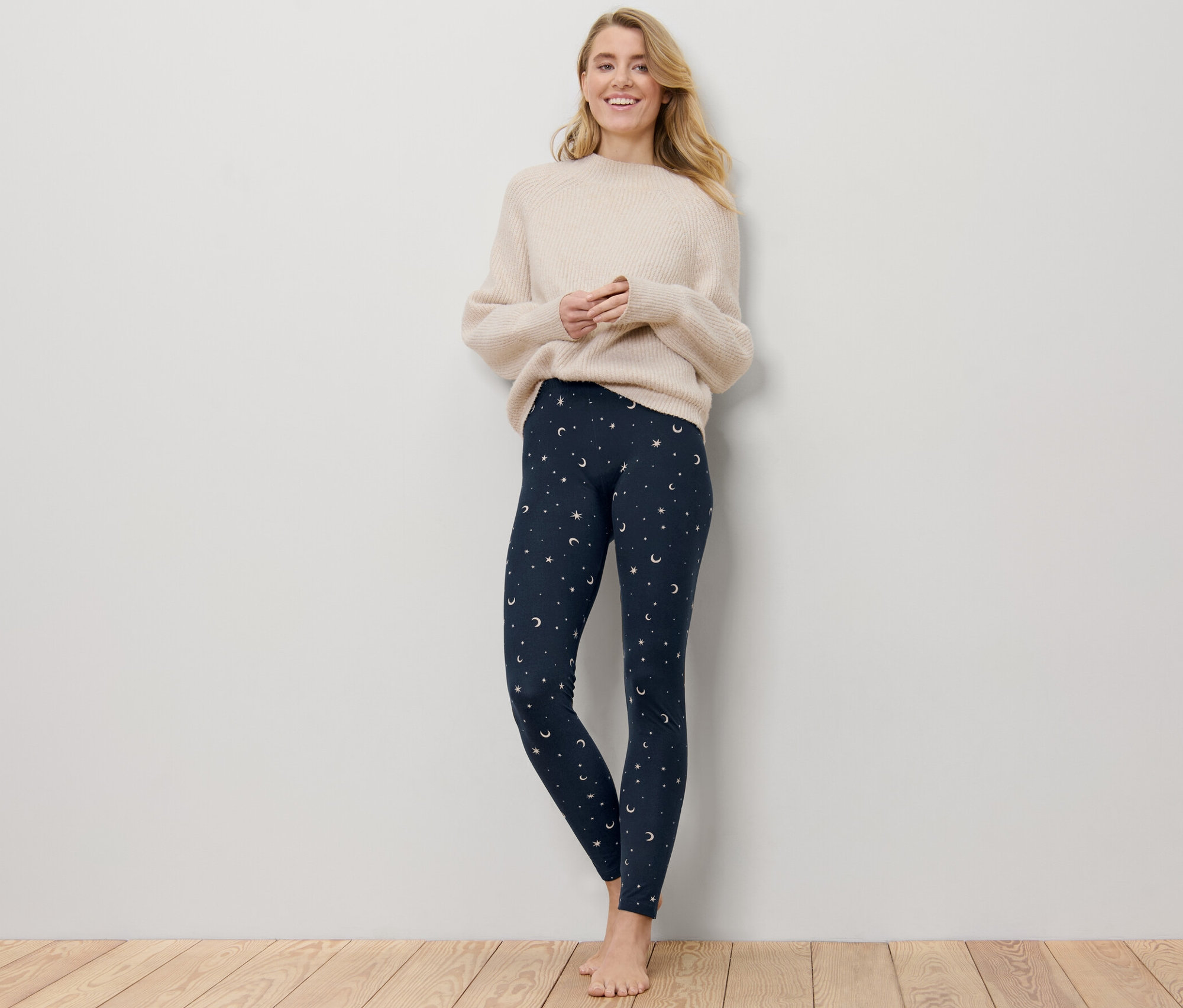 Frau steht und trägt kuschelige Leggings.