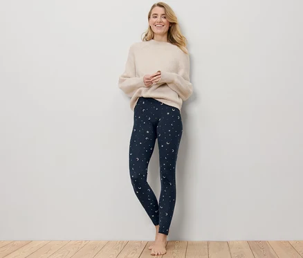 Frau steht und trägt kuschelige Leggings.