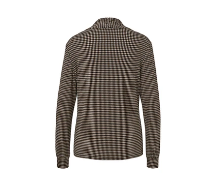 Rückansicht des bedruckten Blusenshirts mit V-Ausschnitt.
