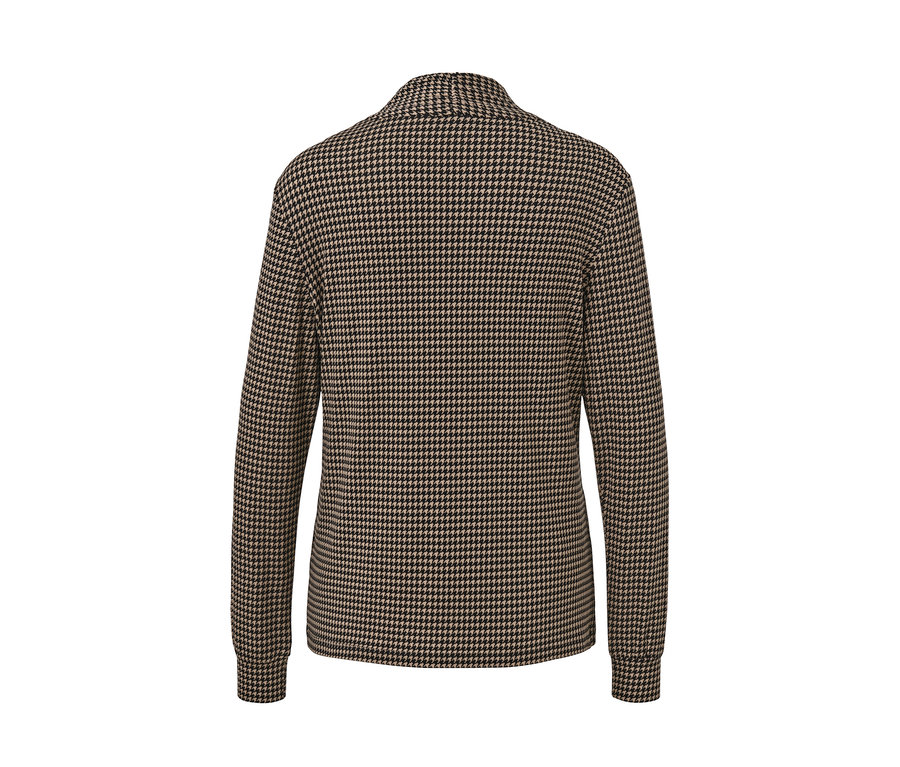 Rückansicht des bedruckten Blusenshirts mit V-Ausschnitt.