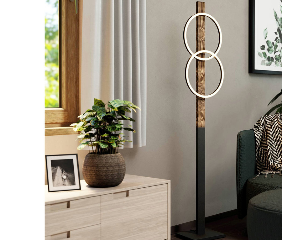 Wohnzimmer mit Eglo LED-Stehleuchte »Boyal«, Kommode, Pflanze und Sofa.