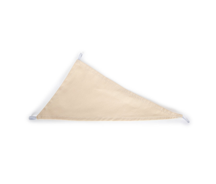 Beiger dreieckiger Stoff mit Gummibändern an den Ecken auf weißem Hintergrund.