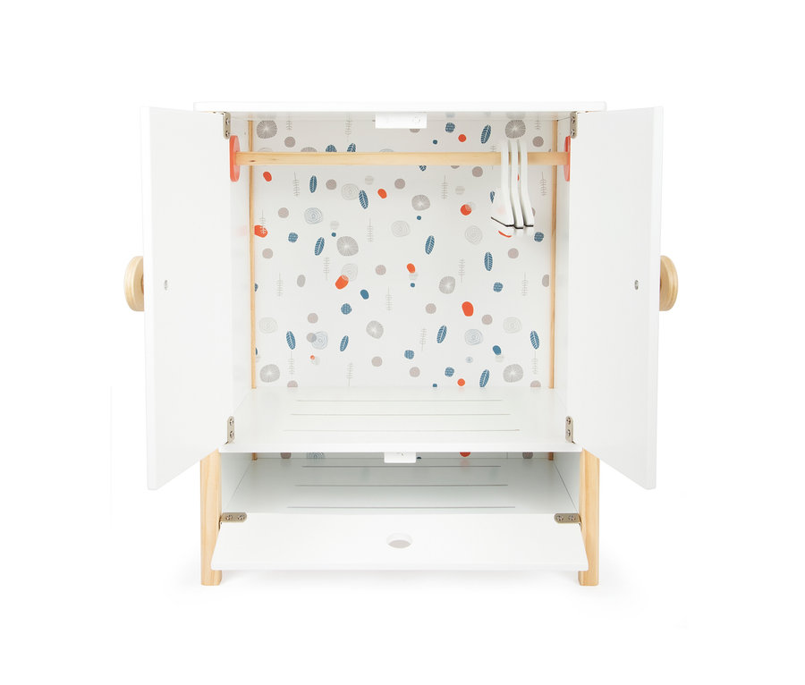 Geöffneter, weißer small foot Puppenschrank »Little Button« mit Holzbeinen und Regalen.