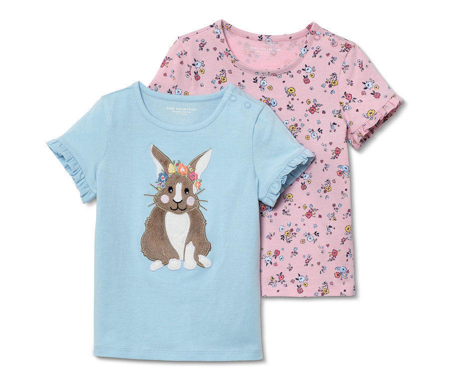 Zwei Kinder-T-Shirts: ein hellblaues mit Hasen-Applikation und ein rosa T-Shirt mit Blumenmuster.
