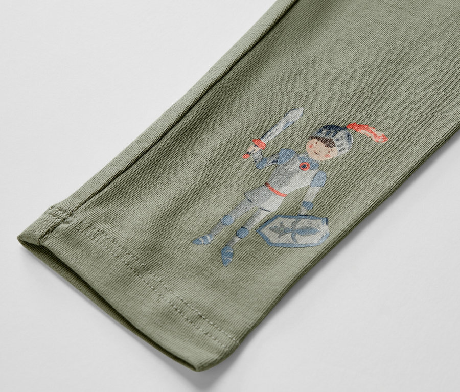 Detail einer olivgrünen Kinderleggings mit einem gezeichneten Ritter.