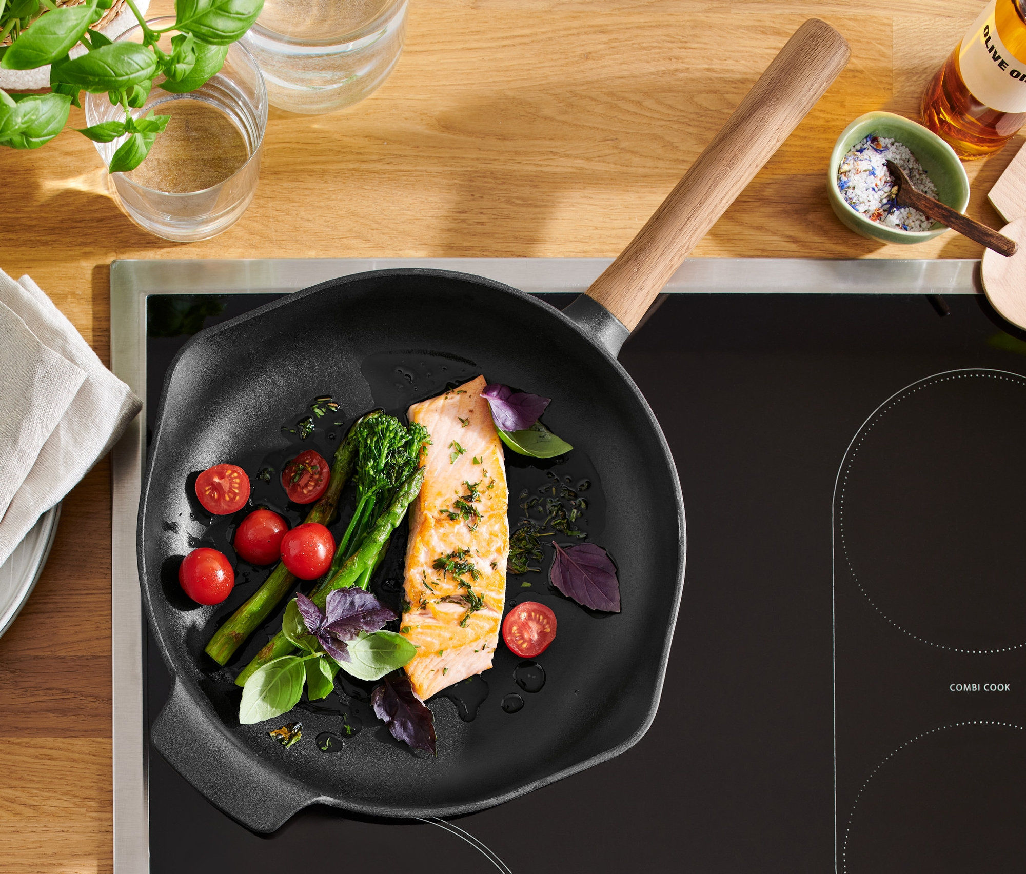 Lachs, Kirschtomaten und Brokkoli in einer Gusseisen-Pfanne.