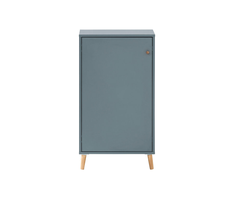 Eine fjordblaue 1-türige Kommode »Serie 500« mit Holzfüßen steht vor einem weißen Hintergrund.