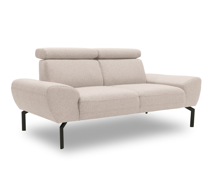 Beiges DOMO collection 2-Sitzer »Cabarini« Sofa mit zwei Sitzen auf schwarzen Beinen.