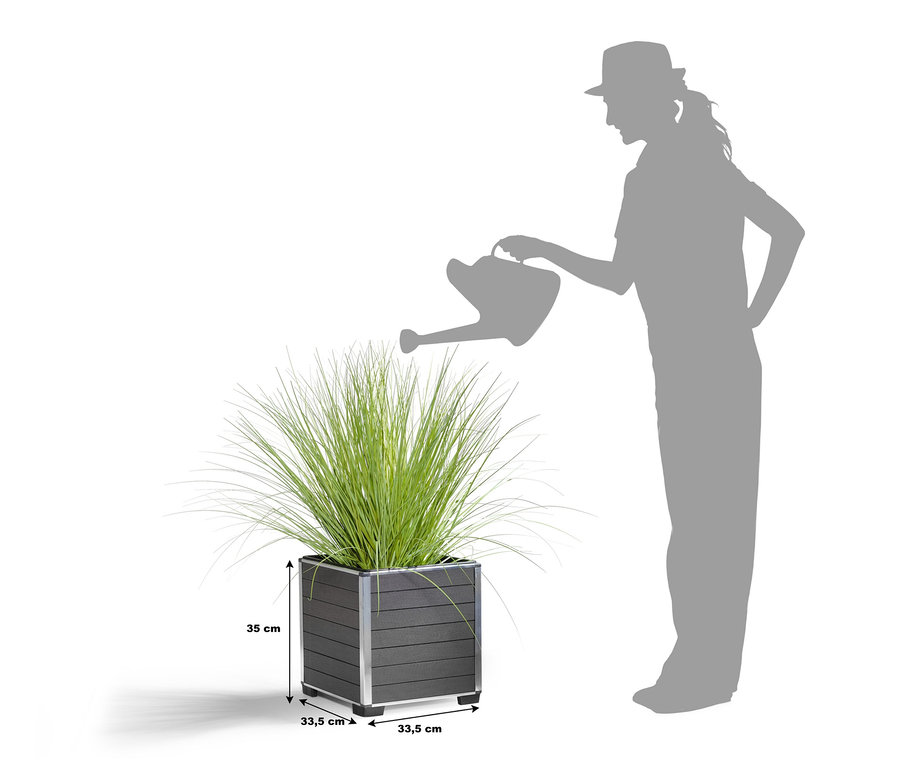 Silhouette einer Person, die eine Pflanze im anthrazitfarbenen WPC-Pflanzkasten gießt.