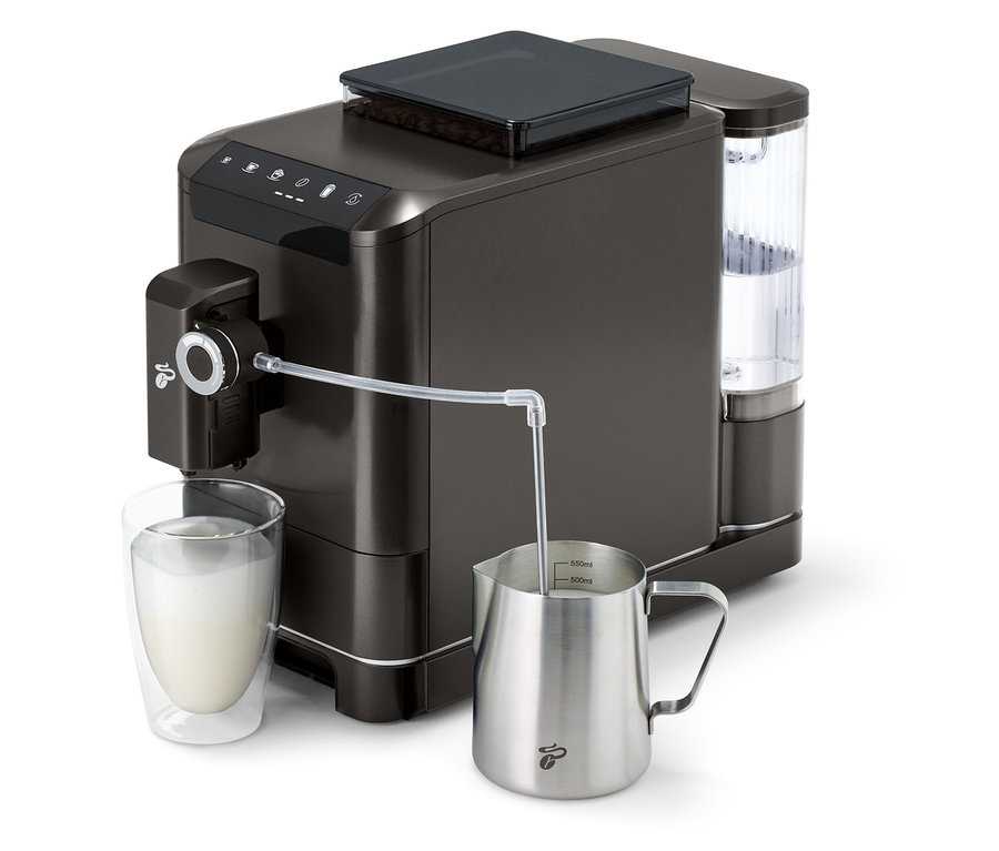 »Esperto 2 Milk« Granite Black Kaffeemaschine füllt Milch in ein Glas.