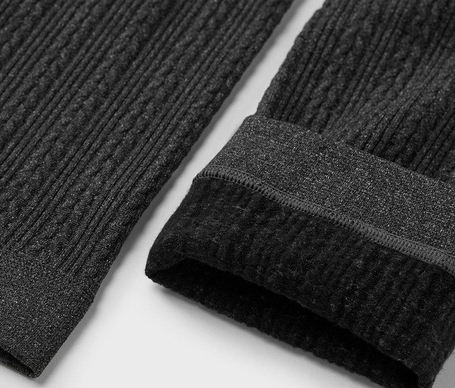 Detailaufnahme einer grauen Strickleggings mit Fleecefutter.