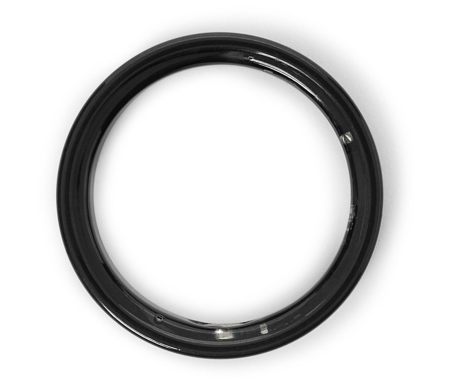 Ein schwarzer Ring auf weißem Hintergrund.