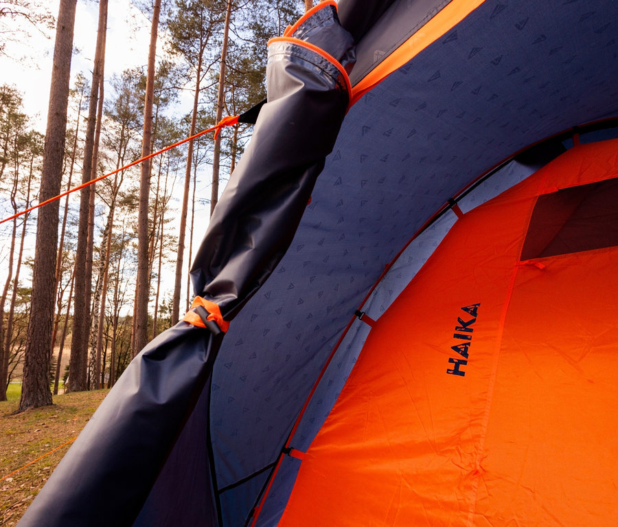 Innenansicht eines orangefarbenen Tambu Haika 2-Personen-Kuppelzelts im Wald.