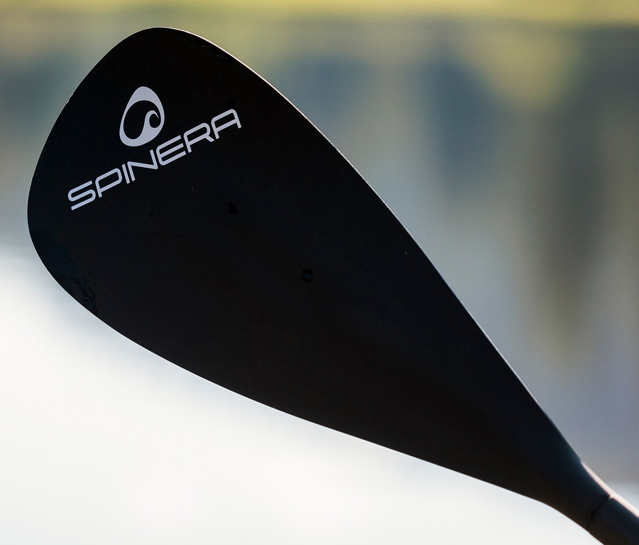 Detailaufnahme eines schwarzen Spinera Classic Alu SUP Paddels.