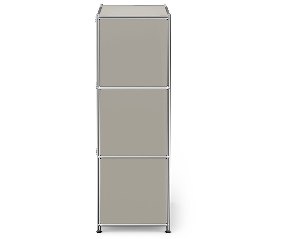 Dreistöckiger beiger Schrank mit Metallrahmen auf weißem Hintergrund.
