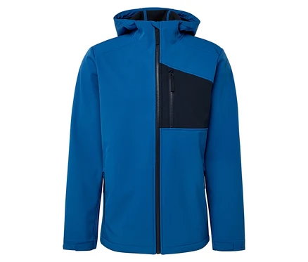 Blaue Softshelljacke mit Kapuze und schwarzer Brusttasche.