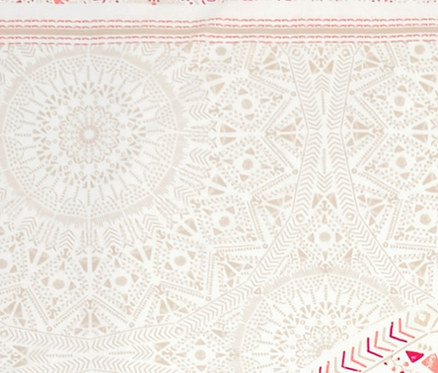 Detailansicht des Renforcé-Multifunktions-Überwurfs mit Mandala-Muster.