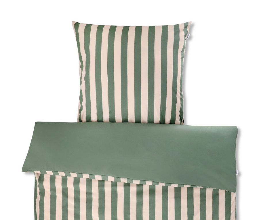 Grün-weiß gestreifte Bettwäsche und Kopfkissen.