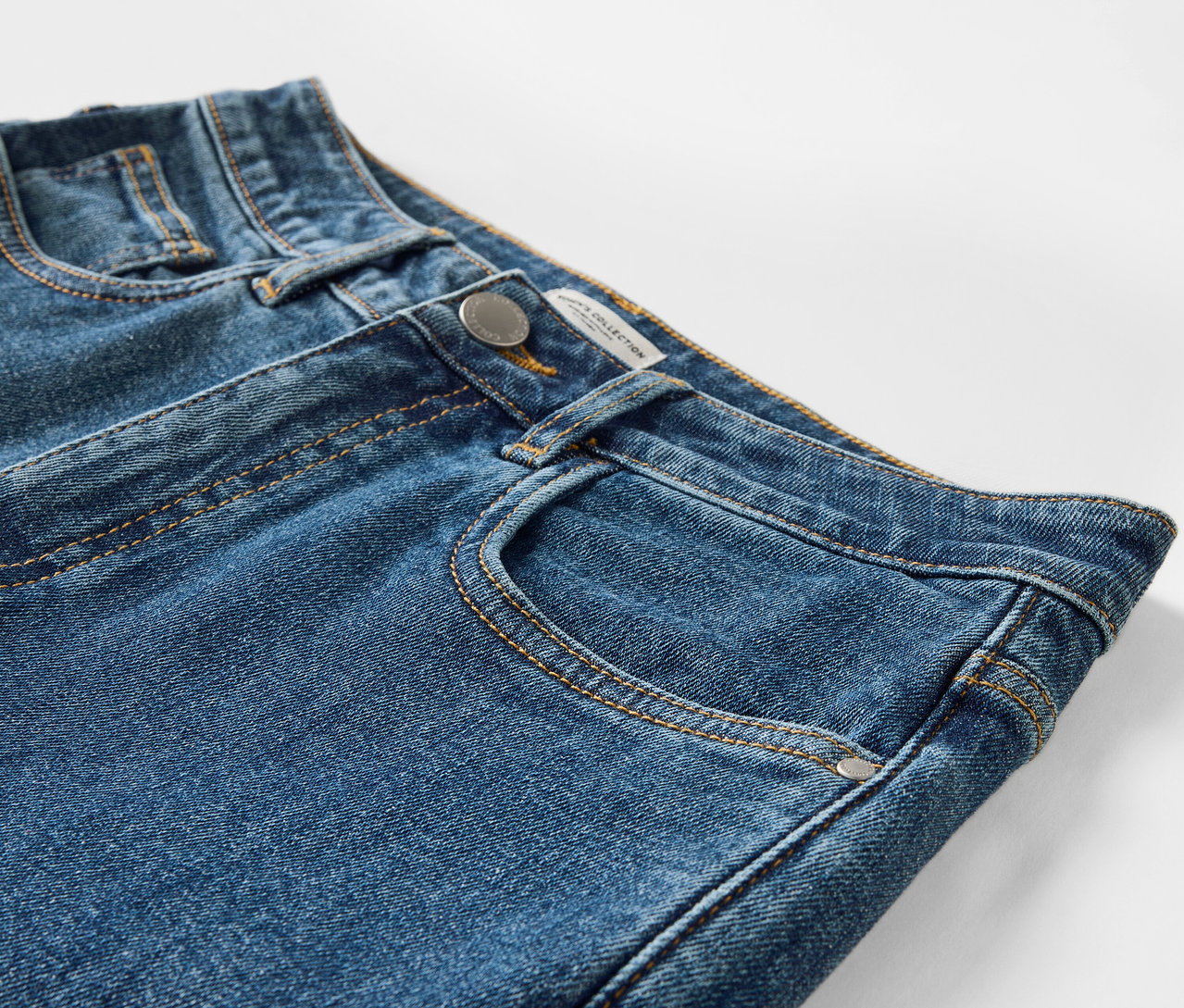 Detail einer Mom Jeans – Fit »Nyla«, mid blue.