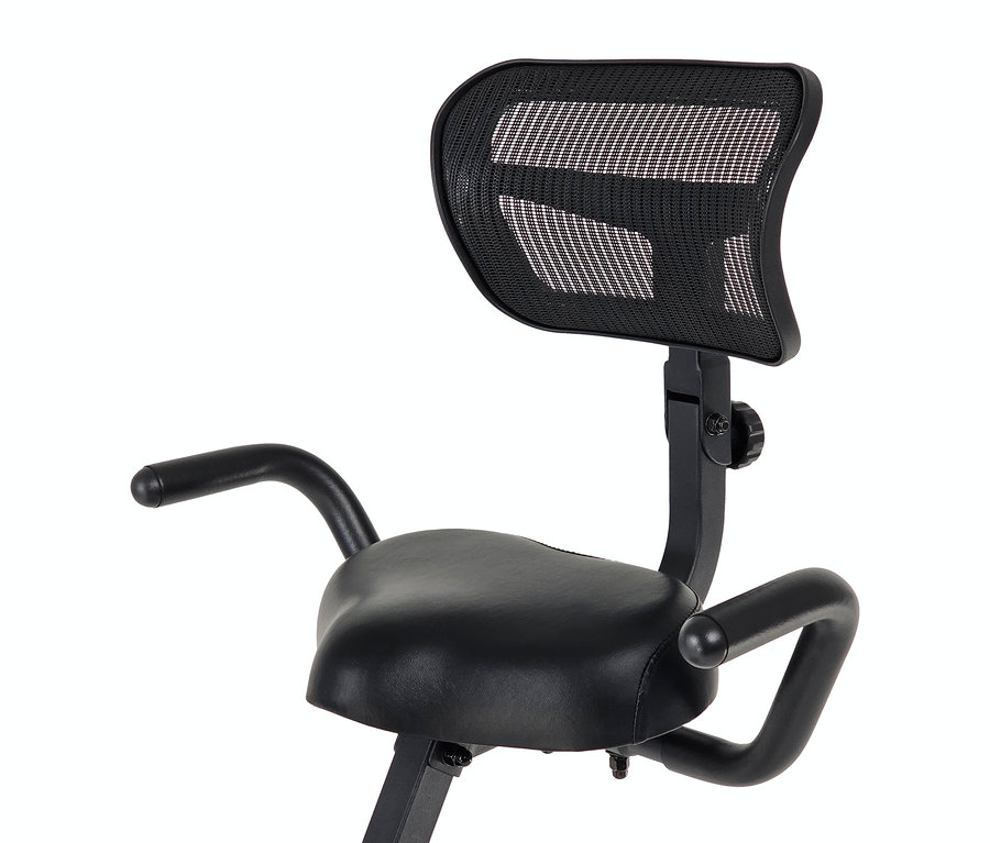 Detailansicht eines schwarzen Heimtrainer-Sattels mit Netzrückenlehne.