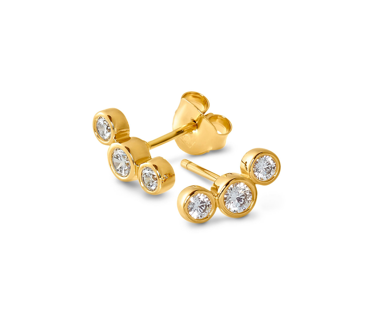 Zwei goldene Ohrstecker mit klaren Steinen.