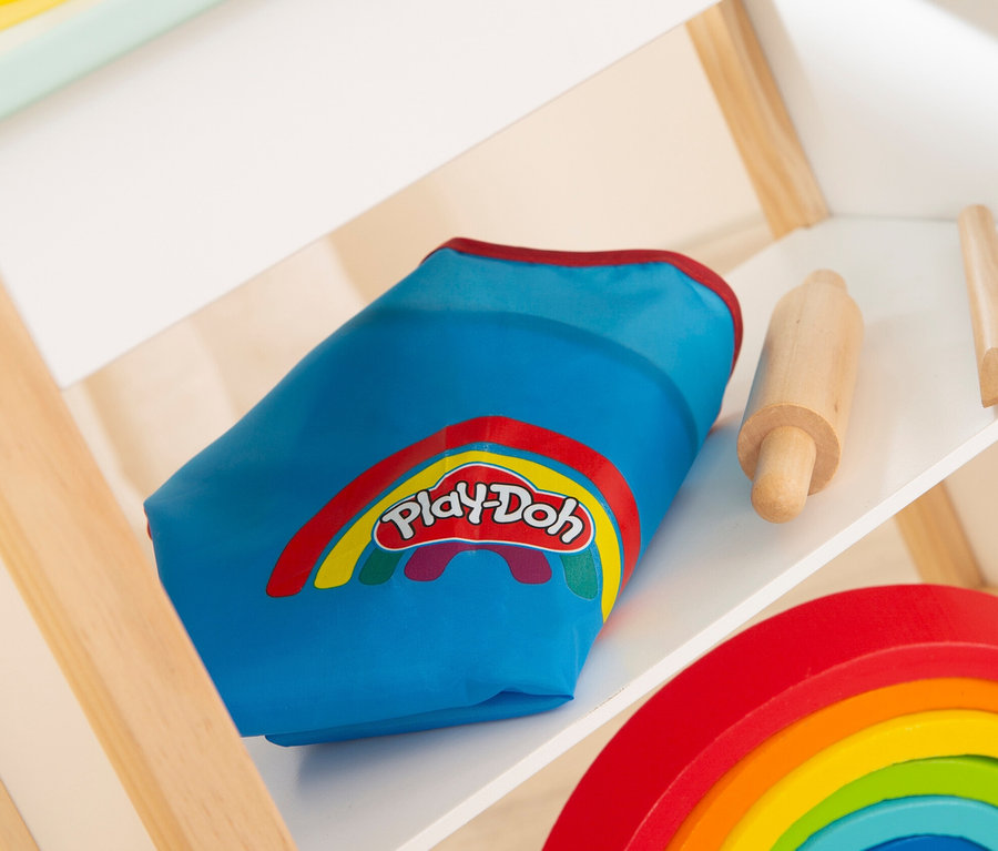 Blauer roba x Play-Doh Knet-Spielset 2 Beutel mit Play-Doh Logo auf einem weißen Regal.