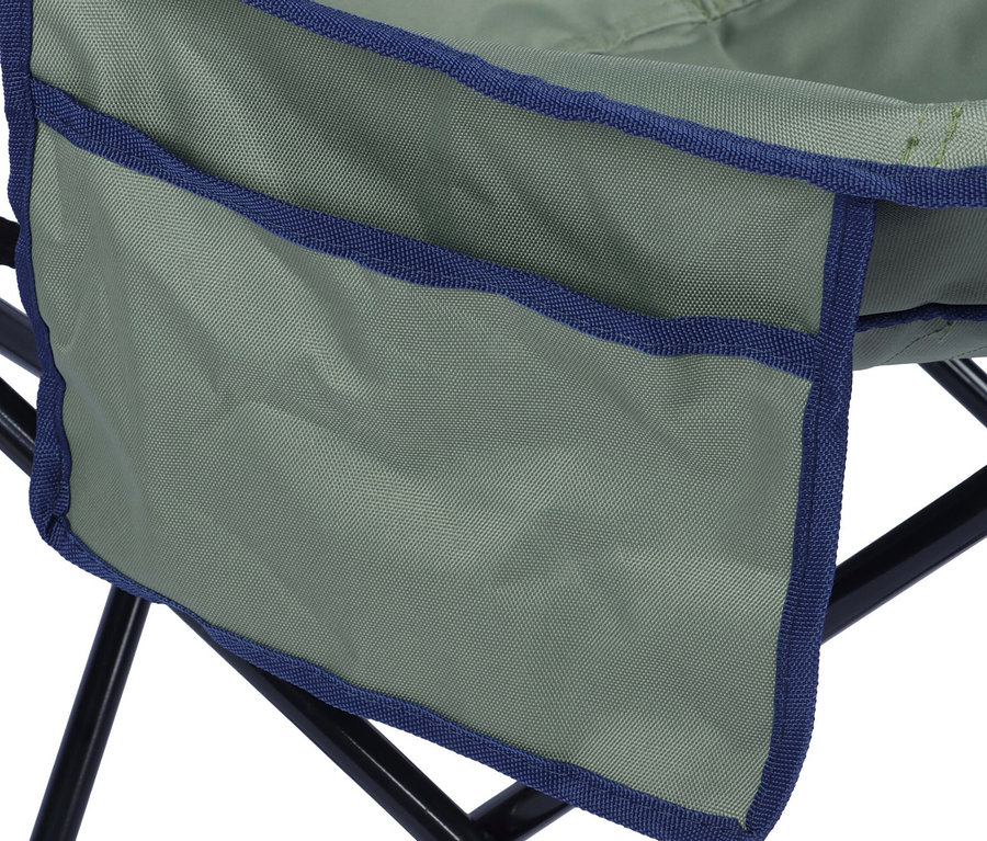 Detailansicht eines grünen Tambu Camping-Faltstuhls »LAJA« mit blauem Rand und schwarzem Metallgestell.
