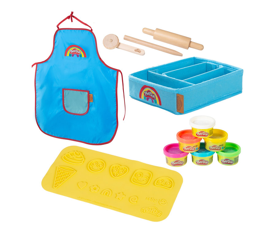 Blaue Schürze, gelbe Modellierunterlage, Walzen und Becher mit Knete des roba x Play-Doh Knet-Spielset 2.