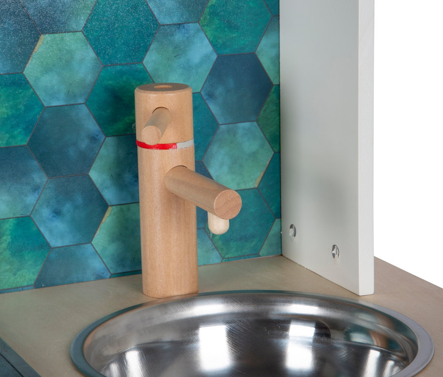 Detail einer small foot Kinderküche kompakt »tasty« mit Wasserhahn und Spüle.