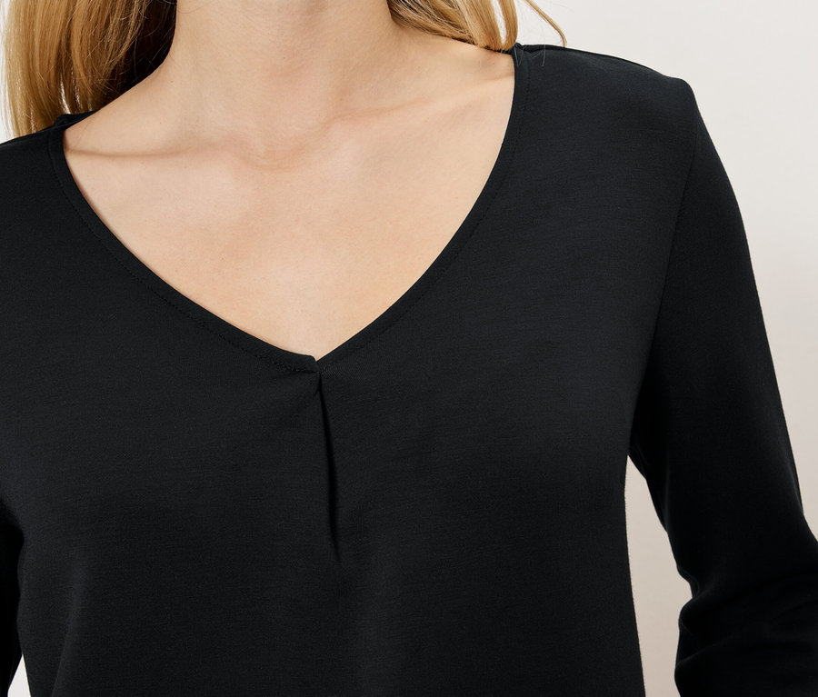 Schwarzes Langarmshirt mit V-Ausschnitt.