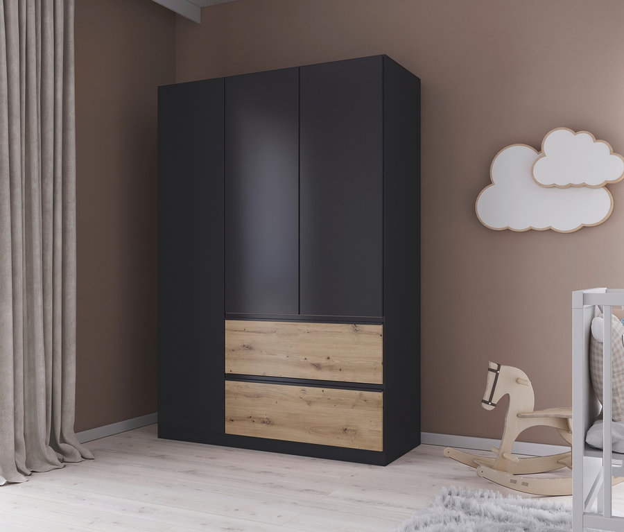 Ein dreitüriger rauch Kleiderschrank »Joel« in Grau Metallic/Eiche Artisan steht im Kinderzimmer.