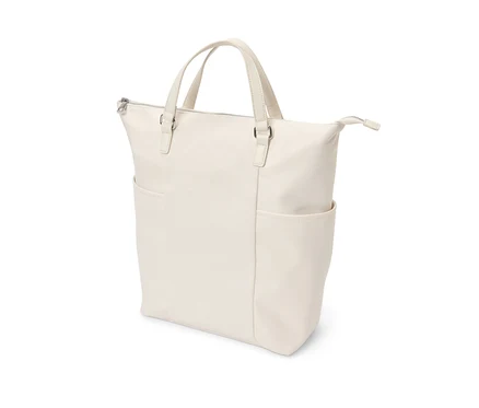 Ein cremefarbener Canvas-Rucksack mit zwei Griffen und einer Außentasche.