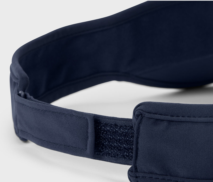 Nahaufnahme eines marineblauen Laufvisiers mit verstellbarem Klettverschluss.