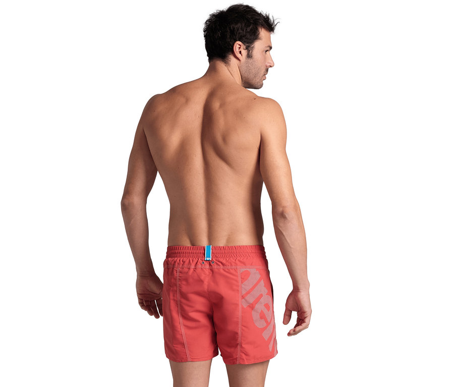 Mann von hinten trägt rote Arena Pro_File Badeshorts.