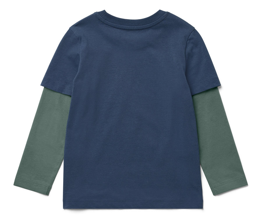 Blaues T-Shirt mit langen, grünen Ärmeln.