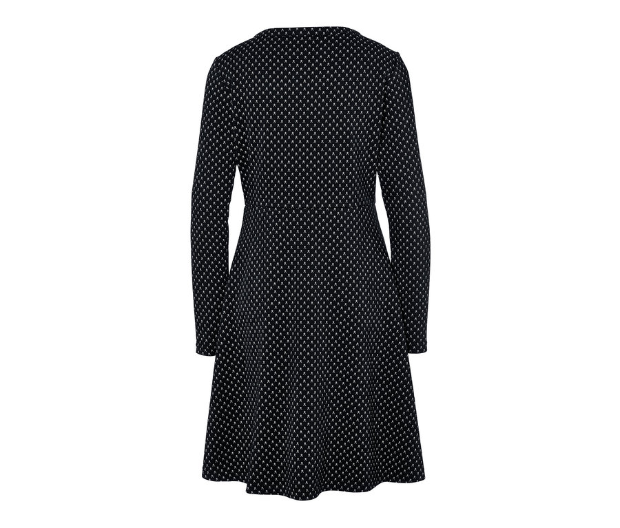 Detailansicht eines Jacquard-Kleids mit langen Ärmeln und Muster.