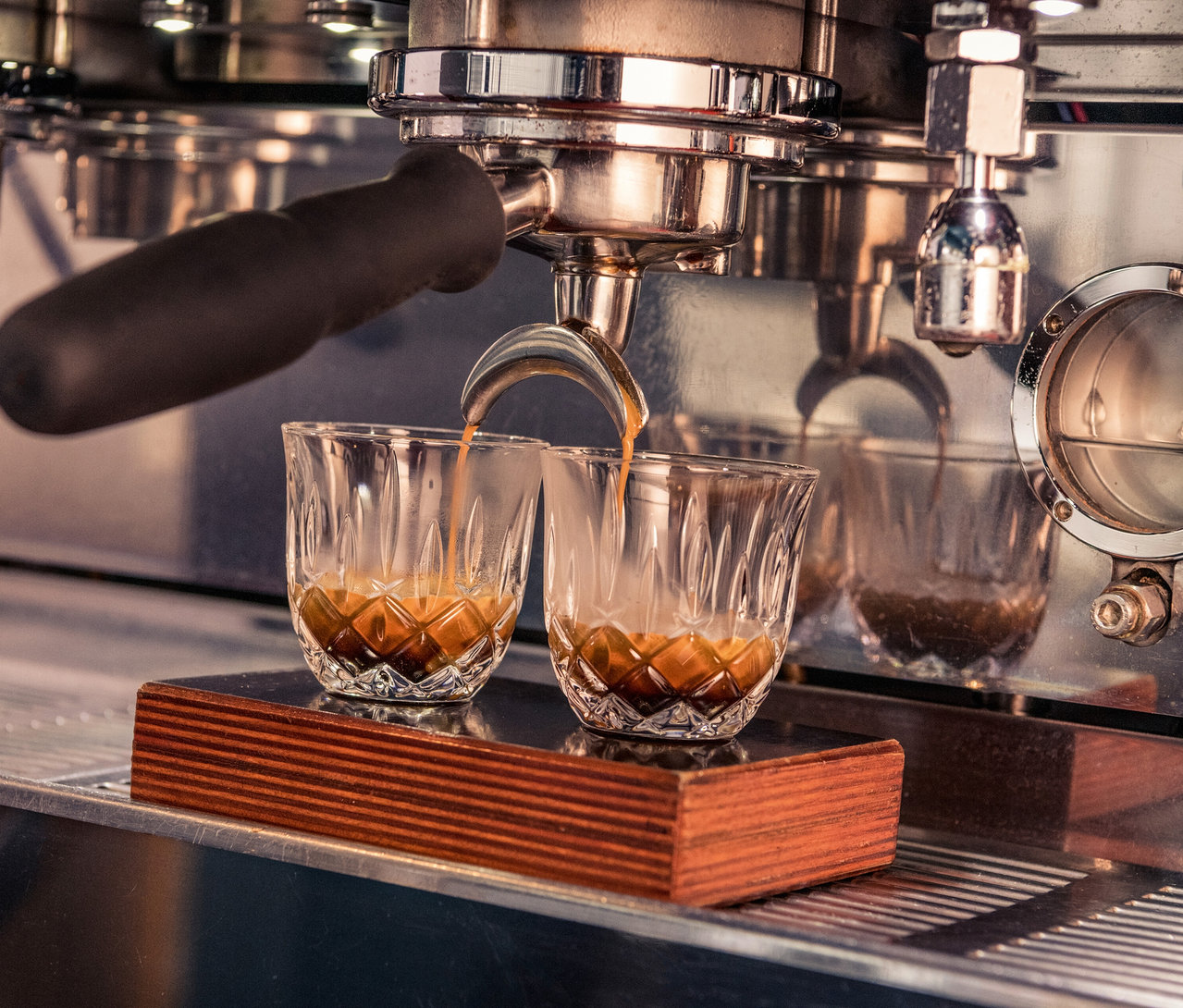 Espresso wird in zwei Nachtmann »Noblesse« Espressogläser gefüllt.