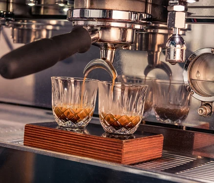 Espresso wird in zwei Nachtmann »Noblesse« Espressogläser gefüllt.