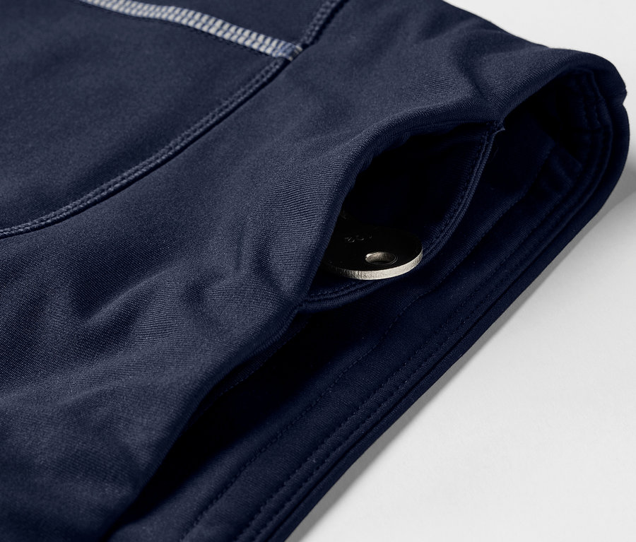 Detailaufnahme einer dunkelblauen Sporthose mit einer Tasche, in der ein Schlüssel liegt.
