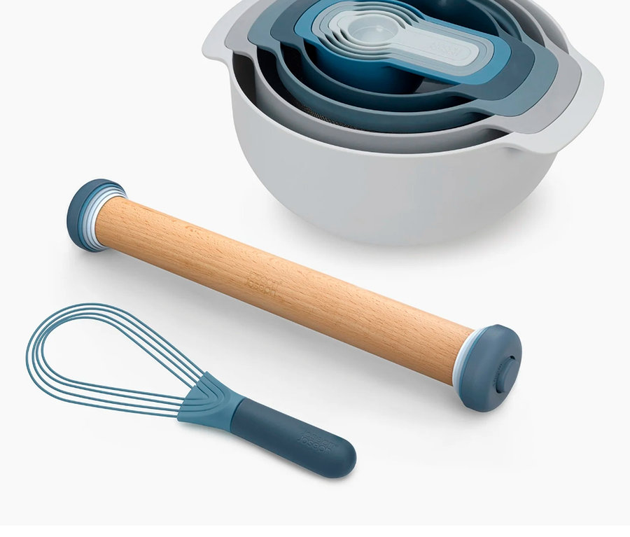 Joseph Joseph Back-Set, 3-teilig: Eine Reihe von unterschiedlich großen Schüsseln, Messlöffel, ein Nudelholz und ein Schneebesen sind auf einem weißen Hintergrund angeordnet.