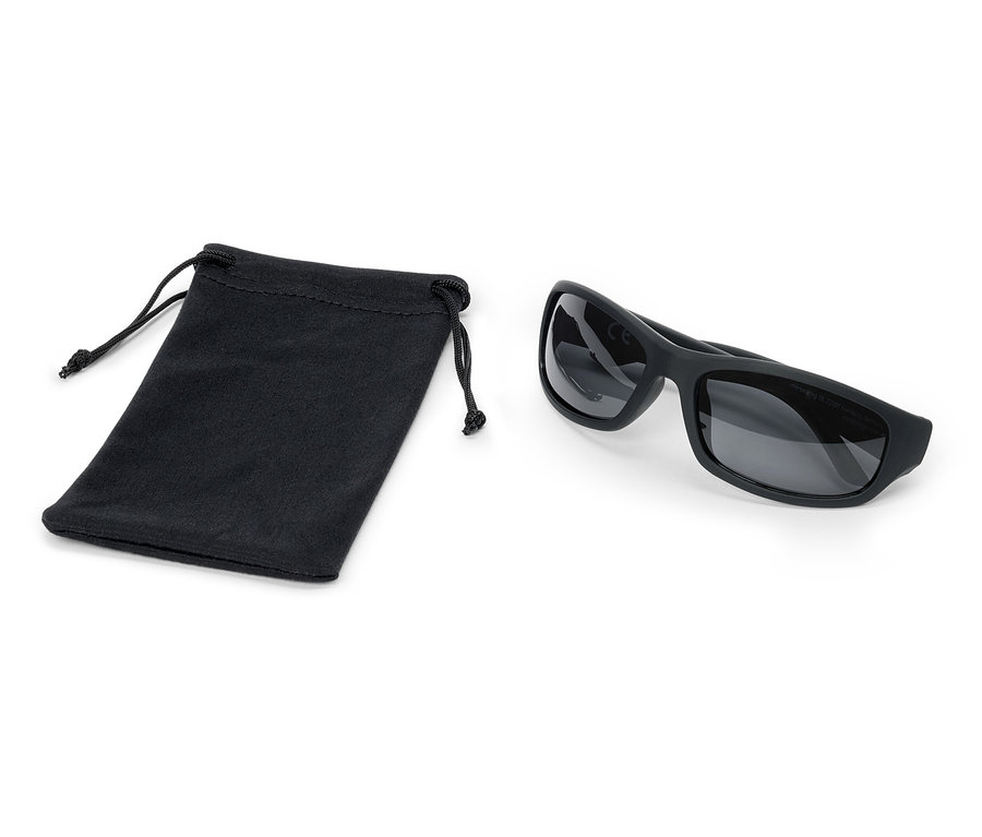 Eine schwarze Sonnenbrille liegt neben einem schwarzen Beutel mit Kordelzug.