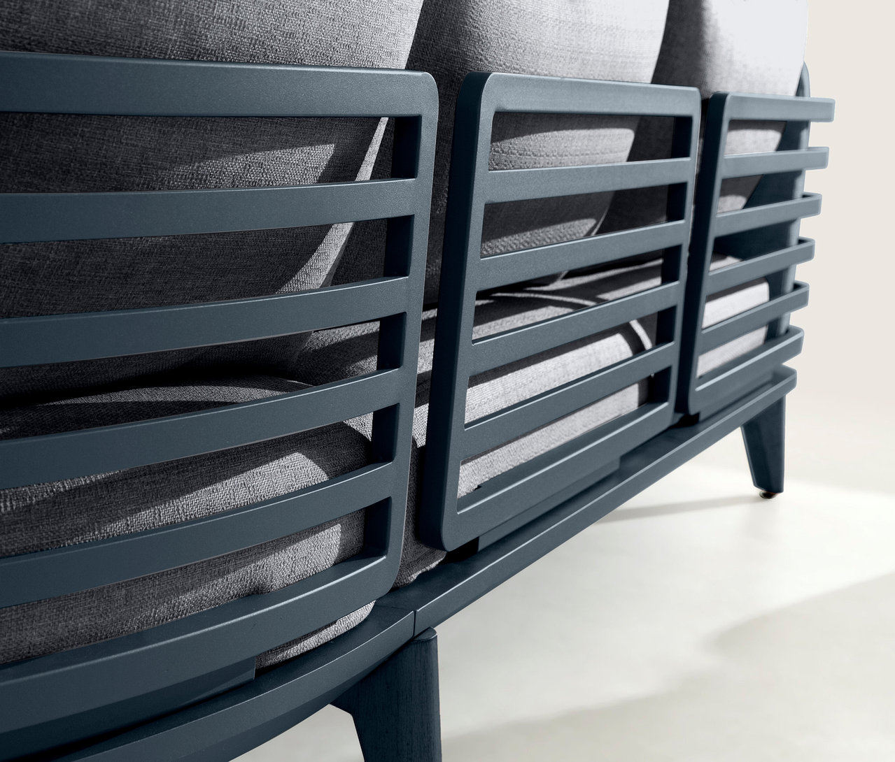 Detailansicht einer anthrazitfarbenen Leco Lounge-Ecke inkl. Tisch »Moss« mit grauen Kissen.