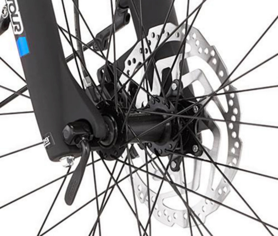 Nahaufnahme vom Vorderrad eines FISCHER ATB E-Bike TERRA 6.8i ULTIMATE mit Scheibenbremse und Speichen.