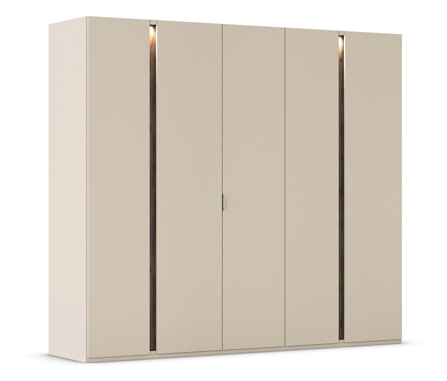 Beiger, fünftüriger Kleiderschrank mit schmalen, dunklen Akzenten zwischen den Türen.