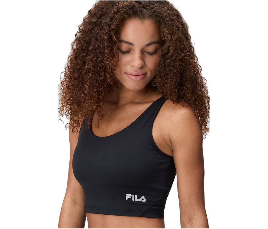 Frau trägt einen schwarzen Sport-BH mit dem FILA-Logo.