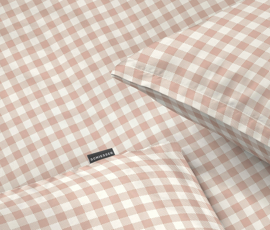 Nahaufnahme von Bettwäsche mit rosa-weißem Schachbrettmuster und Schiesser-Etikett.